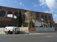 Базилика Максенция-Константина (Basilica Maxentii-Constantiniana, 312 год) сзади тоже подпирается, чтобы остановить разрушение, то ли вообще, то ли при ведущемся строительстве новых станций римского метро (Metropolitana di Roma).