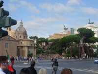 Идём с группой каких-то туристов по улице Имперских форумов (Via dei Fori Imperiali) мимо Церкви святых Луки и Мартины (Chiesa dei Santi Luca e Martina Martiri, 1635) к Витториано (il Vittoriano, il Monumento nazionale a Vittorio Emanuele II, 1935).