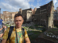 Я на фоне того, что осталось от (проходного) форума Нервы (Forum Nervae, 98 год) – 4-го из 5-ти императорских форумов (fora imperialia) Рима.