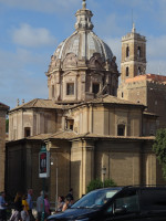 Церковь святых Луки и Мартины (Chiesa dei Santi Luca e Martina Martiri, 1635) и башня Дворца сенаторов (Palazzo Senatorio, 1605).