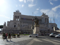 Витториано (il Vittoriano, il Monumento nazionale a Vittorio Emanuele II, 1935), напоминающий торт. 😊