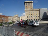 Движение транспорта вокруг Витториано (Vittoriano) и площади Венеции (Piazza Venezia) интенсивное и разнообразное, включая конный транспорт.