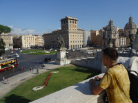 Я смотрю с балкона Витториано (Vittoriano) на площадь Венеции (Piazza Venezia) с итальянским флагом (Bandiera d'Italia) из цветов.