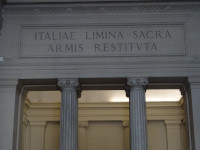 На архитраве перед входом внутрь Витториано (Vittoriano) высечена надпись “Italiae limina sacra armis restituta”, то есть «Священные границы Италии вернулись с оружием».
