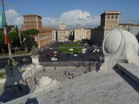 Вид на площадь Венеции (Piazza Venezia) с итальянским флагом (Bandiera d'Italia) из цветов практически из центра Витториано (Vittoriano).