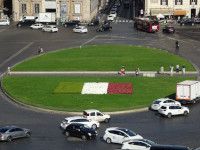 Центральный зелёный круг площади Венеции (Piazza Venezia) с итальянским флагом (Bandiera d'Italia) из цветов.