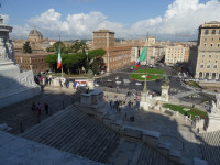 Вид на площадь Венеции (Piazza Venezia) с итальянским флагом (Bandiera d'Italia) из цветов с левой стороны Витториано (Vittoriano; видна его боковая лестница).