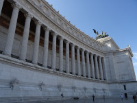 Колоннада Витториано (il Vittoriano, il Monumento nazionale a Vittorio Emanuele II).