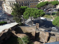 Вид с высоты другого бока Витториано (Vittoriano) на площадь Алтаря небес (Piazza d'Ara coeli) с примыкающими к ней (справа налево) руинами древнеримского многоквартирного дома у Алтаря небес (Insula dell'Ara coeli), лестницей к Алтарю небес (Scalinata dell'Ara coeli), фонтаном египетских львов (Fontane dei Leoni Egizi) и начинающейся от него дорогой-лестницей к Капитолийской площади (Cordonata Capitolina).