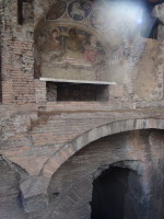 Insula dell'Ara coeli – это, вроде, древнеримский многоквартирный дом (точнее, его руины), однако в нём вмонтировано что-то религиозное… 🤔 Хотя, наверное, название (у Алтаря небес) обязывает.