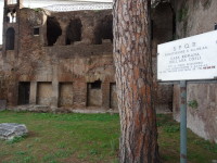 Руины древнеримского многоквартирного дома у Алтаря небес (Casa Romana dell'Ara coeli), табличка у которого гласит, что они на реставрации (riparazione).