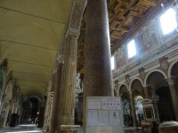 Внутри Церковь святой Марии у Алтаря небес (Basilica di Santa Maria in Ara coeli) не такая некрасивая, как снаружи, но огромная, еле влезает в кадр (горизонтальный).