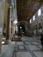 Внутри Церковь святой Марии у Алтаря небес (Basilica di Santa Maria in Ara coeli) не такая некрасивая, как снаружи, но огромная, еле влезает в кадр (вертикальный).