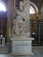 Скульптура папы римского Григория XIII (Gregorivs XIII, правил в 1572 – 1585 годах) в Церкви святой Марии у Алтаря небес (Basilica di Santa Maria in Ara coeli) с более мягким выражением лица.