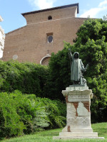 Кола ди Риенцо (Cola di Rienzo), точнее, памятник Николе ди Лоренцо Габрини (Nicola di Lorenzo Gabrini, 1313 – 1354) – итальянскому политику, народному вождю и недолгому трибуну Рима (1347 – 1354) – перед Церковью святой Марии у Алтаря небес (Basilica di Santa Maria in Ara coeli, XIII – XIV веков).