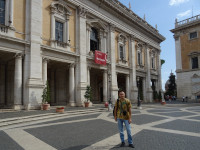 Я у одного из 3-х Капитолийских музеев (Musei Capitolini) на одноимённой площади (Piazza del Campidoglio).