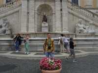 Я с фонтаном Богини Рима (Fontana della Dea Roma), которая на самом деле греческая Афина (Ἀθηνᾶ); также на фото слева Нил (Νεῖλος), а справа – Тибр (Tiberis).
