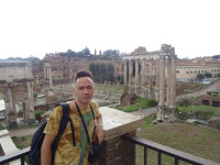 Я и вид со смотровой площадки у Капитолийской площади (Piazza del Campidoglio) на триумфальную арку Септимия Севера (Arcus Septimii Severi), остатки храма Веспасиана и Тита (Templum divi Vespasiani et Titi) и Римский форум (Forum Romanum).
