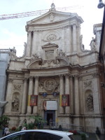 Церковь святого Марцелла (Chiesa di San Marcello, 308 – 309 годы) на улице Корсо (Via del Corso) как будто втиснута в плотную застройку, хотя появилась там раньше многих других зданий.