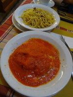 На обед в Италии у нас были паста, кажется, карбонара (pasta alla carbonara) вдали и… что-то, что я уже́ не могу вспомнить, то ли паста болоньезе (ragù alla bolognese; но как-то много pomodori), то ли что-то другое вблизи. 🤔 Стоило всё это 27 € (1929,61 ₽).