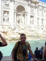 Я у многолюдного фонтана Треви (Fontana di Trevi), где сложно сфотографироваться без других людей в кадре.