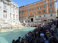Не верите, что у фонтана Треви (Fontana di Trevi) очень многолюдно? Смотрите!