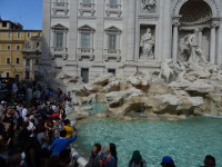 Левый бок фонтана Треви (Fontana di Trevi). Как будто валуны просто привезены и брошены, но на самом деле это художественный замысел. 😊