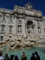 Я у многолюдного фонтана Треви (Fontana di Trevi), где сложно сфотографироваться без других людей в кадре.