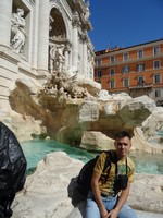 Я с левого бока фонтана Треви (Fontana di Trevi), сидя.