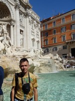 Я с левого бока фонтана Треви (Fontana di Trevi), стоя.