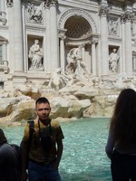 Я у многолюдного фонтана Треви (Fontana di Trevi), где сложно сфотографироваться без других людей в кадре.