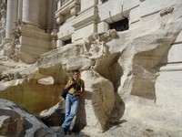Я с правого бока фонтана Треви (Fontana di Trevi).