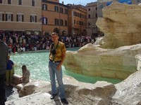 Я у многолюдного фонтана Треви (Fontana di Trevi), где сложно сфотографироваться без других людей в кадре.