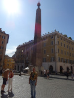 Я на римской Площади холма Читорио (Piazza di Monte Citorio) с одноимённым обелиском (Obelisco di Monte Citorio) древнеегипетского происхождения.