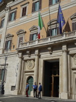 Дворец холма Читорио (Palazzo Monte Citorio), в котором заседает Палата депутатов (Camera dei deputati), то есть нижняя палата итальянского парламента (Parlamento italiano).