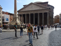 Я на площади Ротонды (Piazza della Rotonda) с фонтаном Пантеона (Fontana del Pantheon) эпохи Возрождения (1575), древнеегипетским обелиском Макутео (Obelisco Macuteo) времён Рамзеса II (1279 – 1213 годы до нашей эры) и древнеримским Пантеоном (Pantheon, Πάνθεον) редакции императора Адриана (113 – 125 годы).