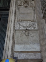 Вообще, древнеримский Пантеоном (Pantheon, Πάνθεον) редакции императора Адриана (113 – 125 годы), но отметились на его стенах многие более поздние исторические личности, в частности, папы римские Урбан VIII (Vrbanvs VIII Pont Max), правивший с 1623 по 1644 годы, и Пий IX (Pio IX Pont Max), правивший с 1846 по 1878 годы.