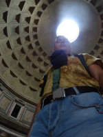 Я с нимбом от дырки в куполе древнеримского Пантеона (Pantheon, Πάνθεον), через которую, якобы, на пол храма никогда не попадает дождь (враньё 😛).
