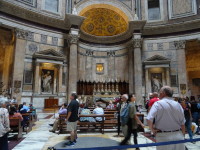 Вид на уже́ не языческий алтарь внутри древнеримского Пантеона (Pantheon, Πάνθεον).