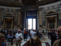 Вид на выход из древнеримского Пантеона (Pantheon, Πάνθεον) и древнеегипетский обелиск Макутео (Obelisco Macuteo).