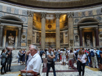 Вид на могилу 2-го короля единой Италии (re d'Italia) Умберто I (Umberto I, правил в 1878 – 1900 годах) внутри древнеримского Пантеона (Pantheon, Πάνθεον).