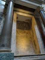 Пустая (реставрируемая?) ниша внутри древнеримского Пантеона (Pantheon, Πάνθεον).