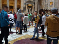 Я внутри древнеримского Пантеона (Pantheon, Πάνθεον), где довольно многолюдно и трудно сфотографировать без других людей в кадре.