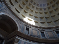 Солнечный зайчик древнеримского Пантеона (Pantheon, Πάνθεον), точнее, от дырки в его уникальном куполе.