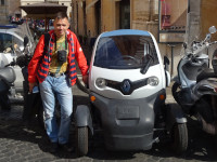 Пока в России самый маленький “Renault” – 1-местный электромобиль “Twizy” – ещё только в продаже, в Риме он уже вовсю разъезжает и паркуется там, где другие не могут! 😛