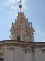 Та же Церковь святого Иво к мудрости (Chiesa di Sant’Ivo alla Sapienza, 1660), точнее, её необычные, узорные башня (купол) и крест.
