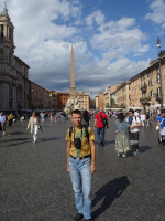 Я на площади Навона (Piazza Navona) с возвышающимся в её середине псевдоегипетским обелиском (80-е годы) и фонтаном 4-х рек (Fontana dei Quattro Fiumi, 1651).