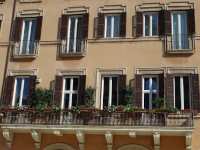 Итальянский фасад, точнее, фасад итальянского дома на площади Навона (Piazza Navona).