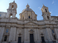 Церковь святой Агнессы при агоне (Chiesa di Sant'Agnese in Agone, 1672) с её 2-мя колокольнями по бокам центрального купола.