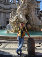 Я у фонтана 4-х рек (Fontana dei Quattro Fiumi) на площади Навона (Piazza Navona) в полный рост.